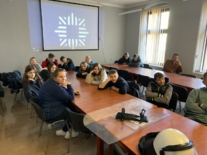 na zdjęciu młodzież szkolna siedzi przy stołach w sali