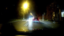 na zdjęciu droga po zmroku na której jedzie pojazd