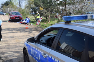 Na zdjęciu widoczny radiowóz a za nim uczestników zawodów