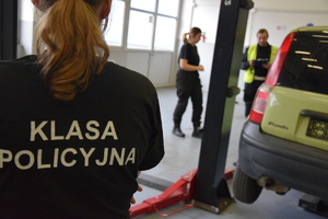 Na zdjęciu widoczna uczennica z policjantem podczas egzaminu praktycznego