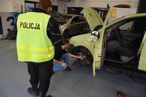 Na zdjęciu widoczny uczeń wraz z policjantem podczas egzaminu praktycznego