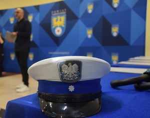 Na zdjęciu policyjna czapka