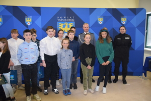 Na zdjęciu widoczni laureaci konkursu wraz z policajntem