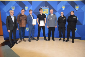 Na zdjęciu widoczni laureaci konkursu wraz z policjantem