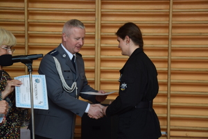 Na zdjęciu widoczny policjant wręczający certyfikat