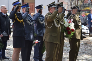 Na zdjęciu widoczni przedstawiciele służb mundurowych oddający honor
