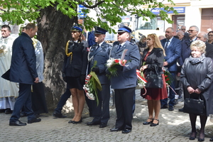 Na zdjęciu widoczni przedstawiciele służb mundurowych przed złożeniem kwiatów pod tablicą
