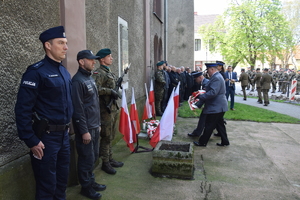 Na zdjęciu widoczni przedstawiciele służb mundurowych składający kwiaty oraz warta honorowa