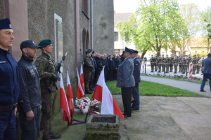 Na zdjęciu widoczni przedstawiciele służb mundurowych składający kwiaty oraz warta honorowa