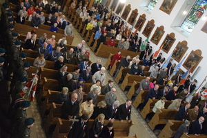 na zdjęciu wnętrze kościoła a w ławkach ludzie