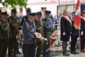 na zdjęciu delegacja kwiatowa składająca się z mundurowych