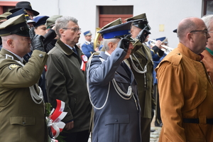 na zdjęciu przedstawiciele służb mundurowych oraz inni uczestnicy uroczystości, mundurowi oddają honor