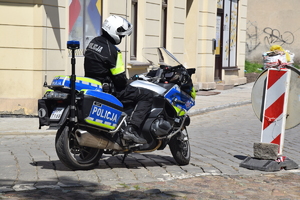 na zdjęciu policjant na motocyklu