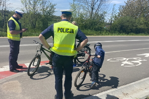 na zdjęciu policjanci w trakcie kontroli rowerzystów na ścieżce rowerowej