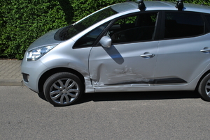 na zdjęciu srebrny samochód z uszkodzonym bokiem