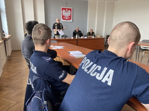 na zdjęciu policjanci przy stole w trakcie szkolenia