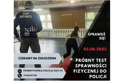 na zdjęciu policyjny instruktor na sali gimnastycznej, przed którym ćwiczy osoba, obok napis sprawdź się, data 03.06.2023, próbny test sprawności fizycznej do policji, poniżej napis czekamy na zgłoszenia