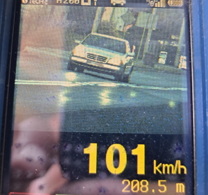 na zdjęciu fotoradar na którego monitorze widać pojazd i pomiar prędkości