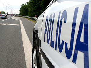 fragment radiowozu z napisem policja
