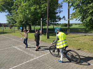 na zdjęciu policjanci z dziećmi w trakcie egzaminu na kartę rowerową