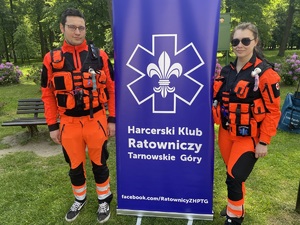 na zdjęciu ratownicy medyczni przy niebieskim banerze z napisem harcerski klub ratowniczy