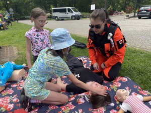 na zdjęciu dzieci w trakcie zajęć z ratownikiem medycznym