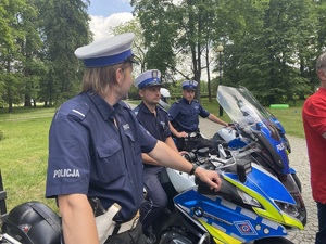 na zdjęciu policjanci przy motocyklach