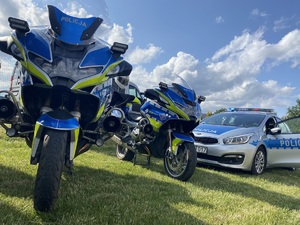 na zdjęciu policyjne motocykle i radiowóz