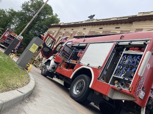 na zdjęciu wóz strażacki przed budynkiem urzędu