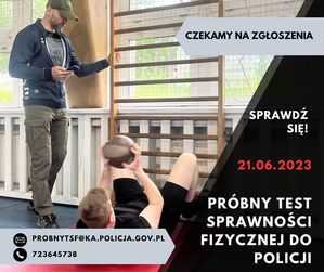 Na zdjęciu policjant, który liczy powtórzenia uczestnikowi zajęć, podczas wykonywania przenoszenia piłki lekarskiej za głowy z dotknięciem do drabinki. Na zdjęciu zamieszczono tekst: Czekamy na zgłoszenia. Sprawdz się. 21.06.2023. Próbny test sprawności fizycznej do Policji. Adres e-mail: probnytsf@ka.policja.gov.pl tel. 723645738