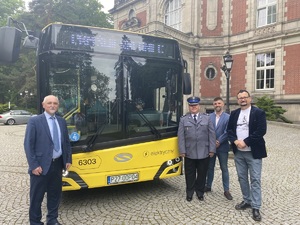 na zdjęciu komendant z gośćmi przy elektrycznym autobusie