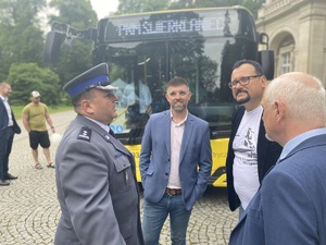 na zdjęciu komendant Bylicki w trakcie rozmowy z uczestnikami wydarzenia przy autobusie