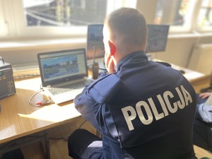 na zdjęciu policjant obserwuje monitoring