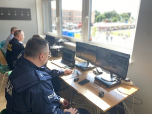 na zdjęciu policjanci przy monitorignu
