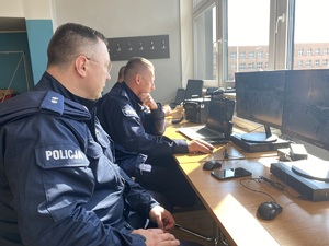 na zdjęciu policjanci przy monitorignu