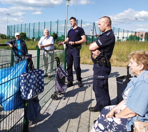 na zdjęciu policjanci w trakcie rozmów z seniorami