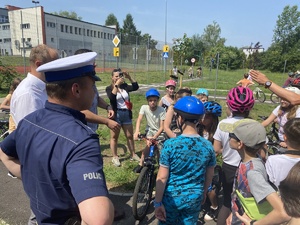 na zdjęciu policjant w trakcie rozmowy z dziećmi