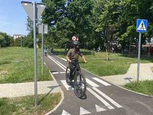na zdjęciu rowerzysta na drodze
