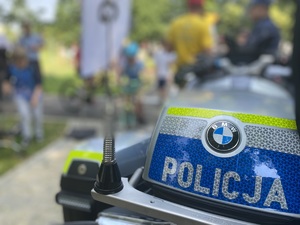 na zdjęciu napis z napisem policja widniejący na schowku, który umieszczony jest na policyjnym motocyklu