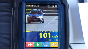 na zdjęciu ekran policyjnego fotoradaru, na którym widać samochód osobowy i prędkość 101 kilometrów na godzinę
