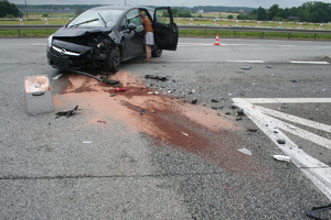 na zdjęciu rozbity czarny samochód osobowy na środku skrzyżowania
