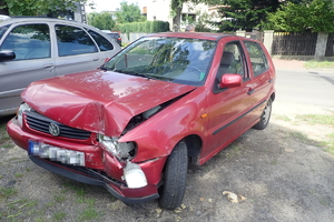 na zdjęciu czerwony samochód osobowy z rozbitym przodem