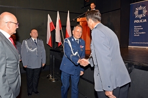 na zdjęciu moment uścisku dłonie komendanta wojewódzkiego z dowódcą uroczystości