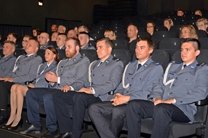 na zdjęciu policjanci i zaproszeni goście na widowni