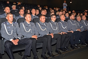 na zdjęciu policjanci i zaproszeni goście na widowni