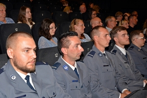 na zdjęciu policjanci na widowni