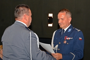 na zdjęciu komendant wojewódzki składający gratulacje komendantowi powiatowemu