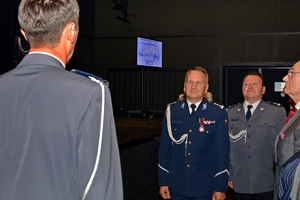 na zdjęciu dowódca uroczystości składa meldunek komendantowi wojewódzkiemu, za którym stoi komendant powiatowy
