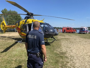 na zdjęciu policjant przy śmigłowcu ratowniczym
