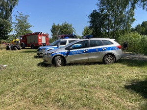 na zdjęciu policyjne radiowozy i wozy strażackie na miejscu akcji ratunkowej